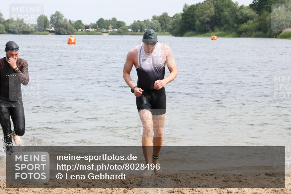 15.06.2025 - 27. Vierlanden-Triathlon Lena Gebhardt http://msf.ph/oto/8028496 15.06.2025 11:02:36 Schwimmen 672, 696, 728, 868 meine-sportfotos.de