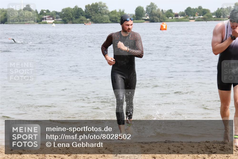 15.06.2025 - 27. Vierlanden-Triathlon Lena Gebhardt http://msf.ph/oto/8028502 15.06.2025 11:02:37 Schwimmen 672, 696, 728, 868 meine-sportfotos.de