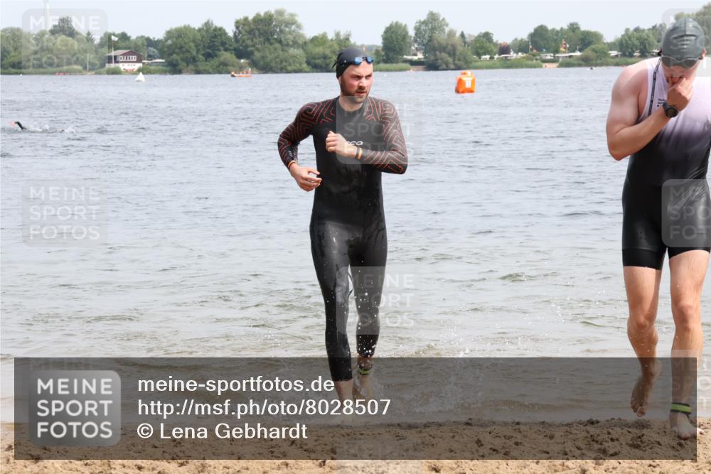15.06.2025 - 27. Vierlanden-Triathlon Lena Gebhardt http://msf.ph/oto/8028507 15.06.2025 11:02:37 Schwimmen 672, 696, 728, 868 meine-sportfotos.de