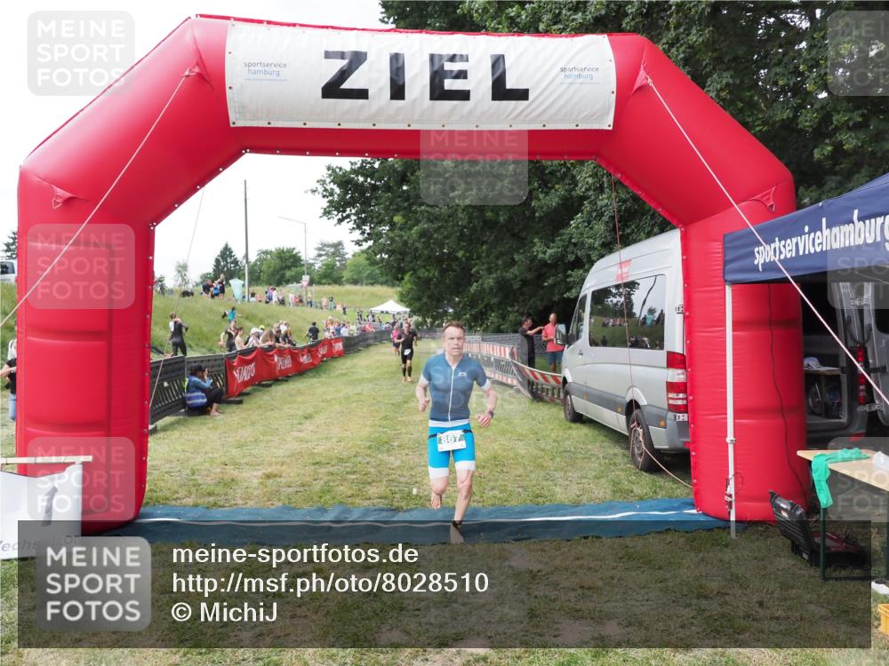 21.06.2025 - 27. Vierlanden-Triathlon MichiJ http://msf.ph/oto/8028510 15.06.2026 12:13:21 Ziel 867 meine-sportfotos.de