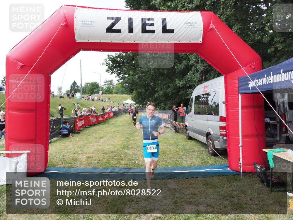 21.06.2025 - 27. Vierlanden-Triathlon MichiJ http://msf.ph/oto/8028522 15.06.2026 12:13:21 Ziel 867 meine-sportfotos.de