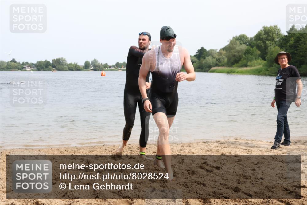 15.06.2025 - 27. Vierlanden-Triathlon Lena Gebhardt http://msf.ph/oto/8028524 15.06.2025 11:02:40 Schwimmen 672, 696, 728, 868 meine-sportfotos.de