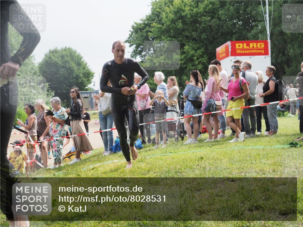 15.06.2025 - 27. Vierlanden-Triathlon KatJ http://msf.ph/oto/8028531 15.06.2025 11:03:31 Schwimmen 645, 766, 793, 810 meine-sportfotos.de