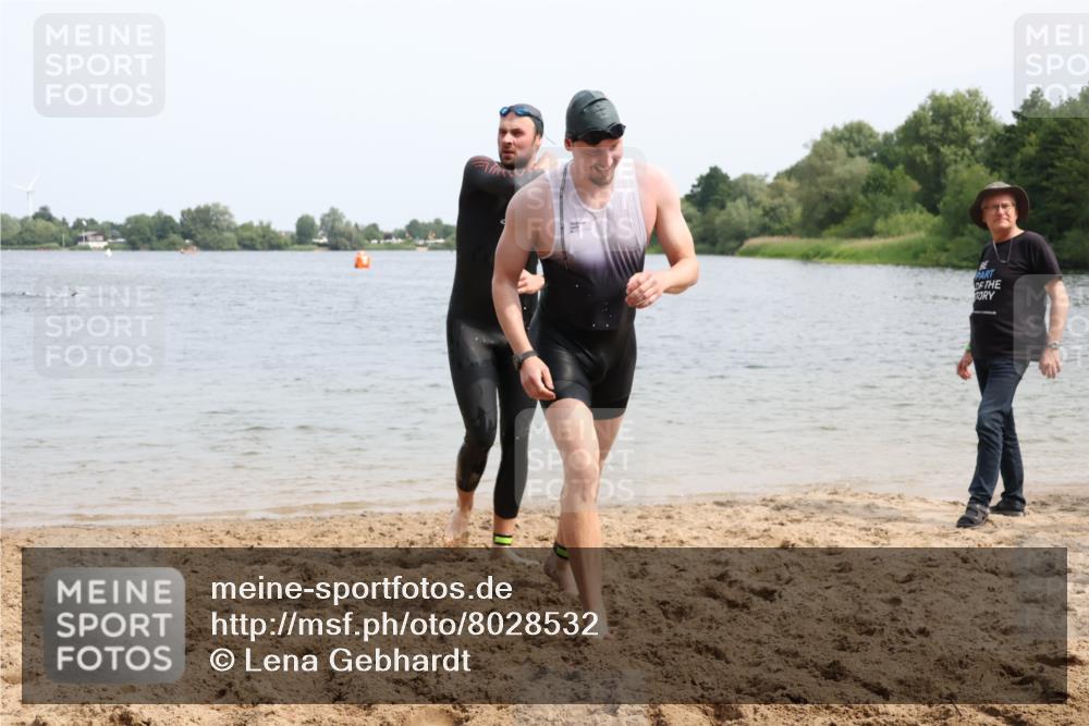 15.06.2025 - 27. Vierlanden-Triathlon Lena Gebhardt http://msf.ph/oto/8028532 15.06.2025 11:02:40 Schwimmen 672, 696, 728, 868 meine-sportfotos.de