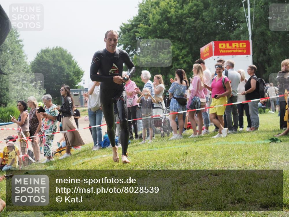 15.06.2025 - 27. Vierlanden-Triathlon KatJ http://msf.ph/oto/8028539 15.06.2025 11:03:31 Schwimmen 645, 766, 793, 810 meine-sportfotos.de