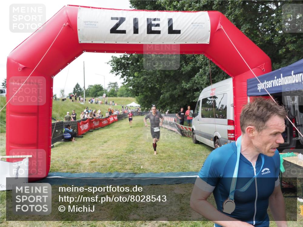 21.06.2025 - 27. Vierlanden-Triathlon MichiJ http://msf.ph/oto/8028543 15.06.2026 12:13:25 Ziel 867, 869 meine-sportfotos.de