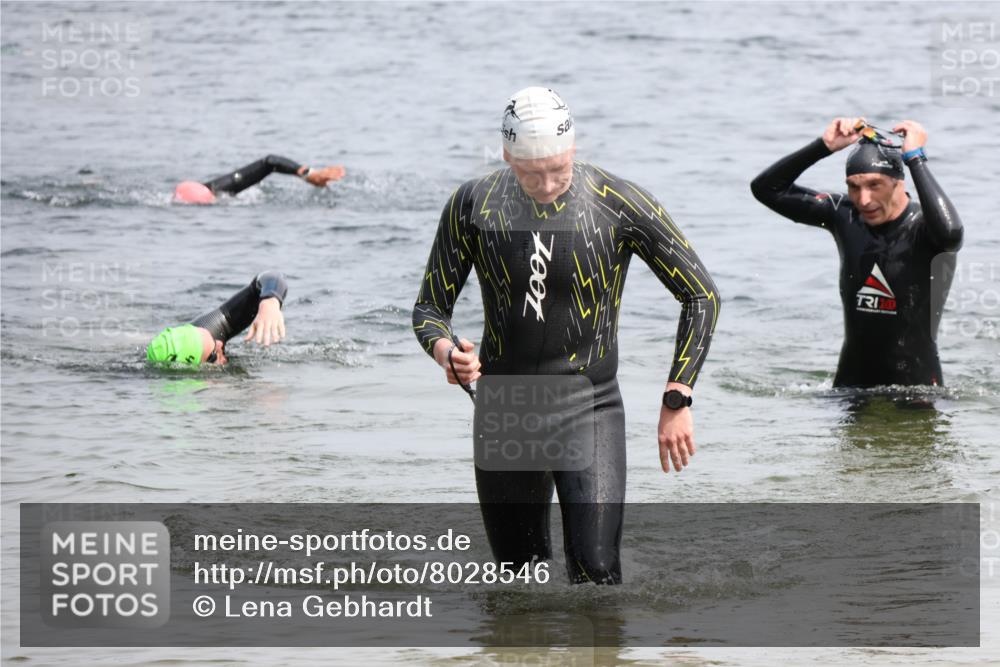 15.06.2025 - 27. Vierlanden-Triathlon Lena Gebhardt http://msf.ph/oto/8028546 15.06.2025 11:03:18 Schwimmen 645, 793 meine-sportfotos.de