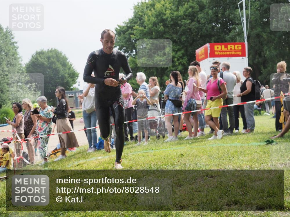15.06.2025 - 27. Vierlanden-Triathlon KatJ http://msf.ph/oto/8028548 15.06.2025 11:03:31 Schwimmen 645, 766, 793, 810 meine-sportfotos.de