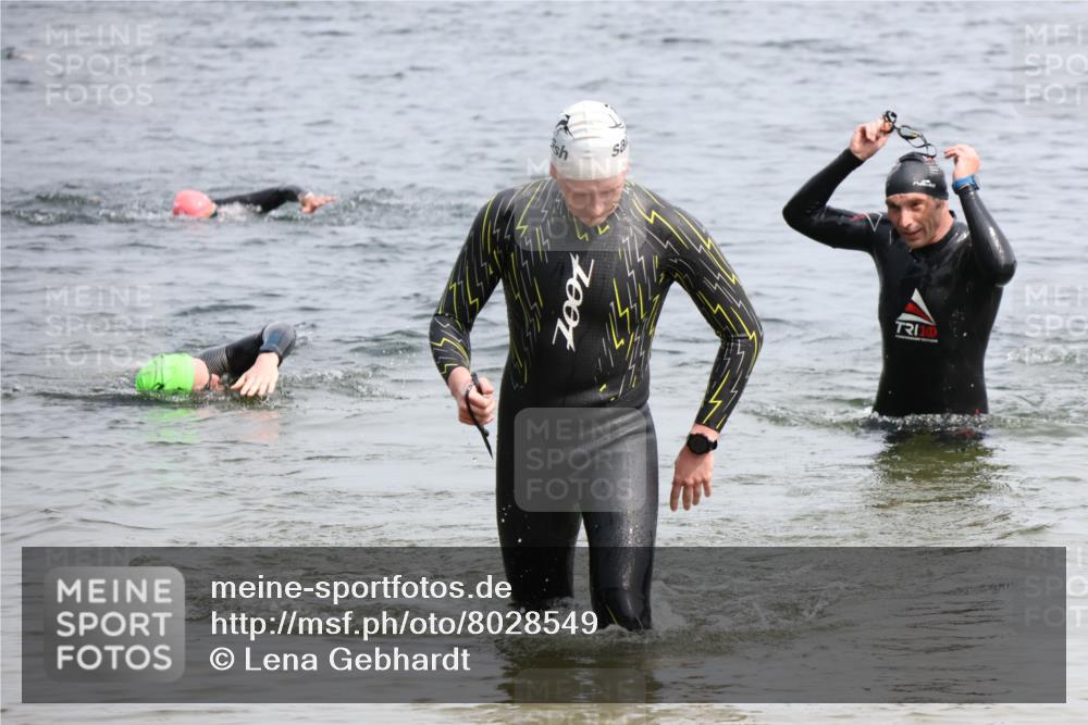 15.06.2025 - 27. Vierlanden-Triathlon Lena Gebhardt http://msf.ph/oto/8028549 15.06.2025 11:03:18 Schwimmen 645, 793 meine-sportfotos.de