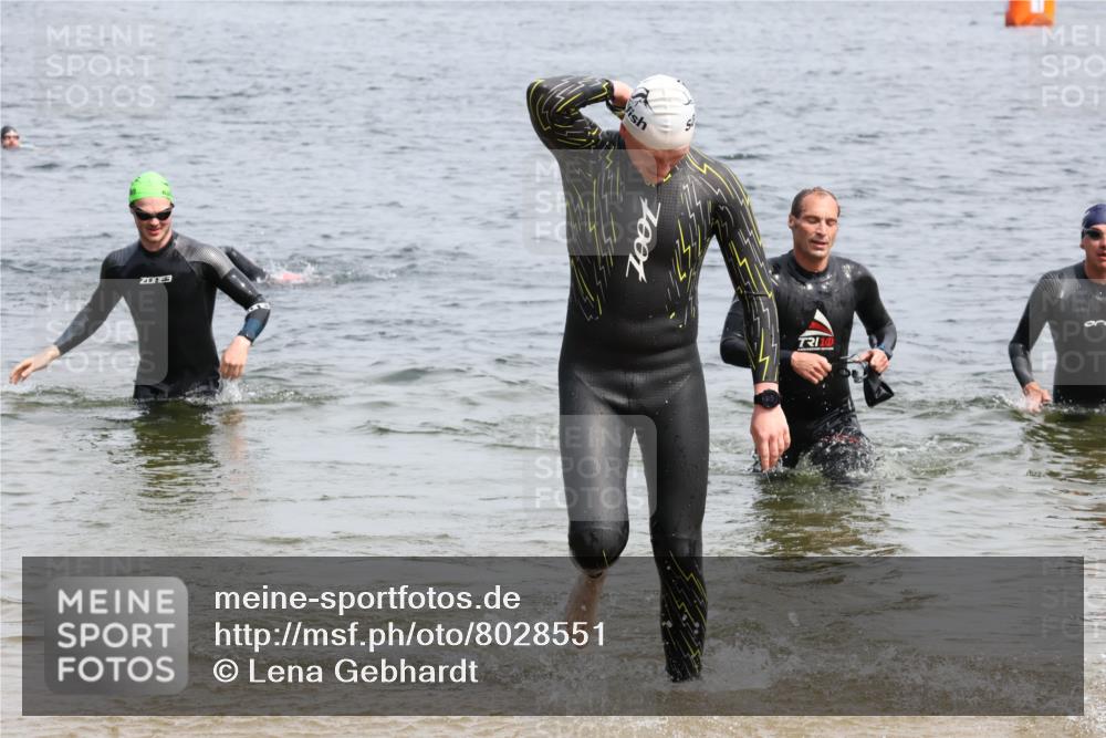 15.06.2025 - 27. Vierlanden-Triathlon Lena Gebhardt http://msf.ph/oto/8028551 15.06.2025 11:03:21 Schwimmen 645, 793 meine-sportfotos.de