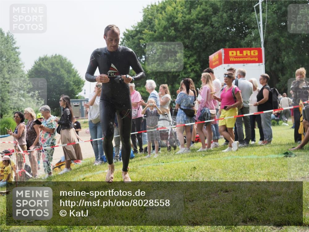 15.06.2025 - 27. Vierlanden-Triathlon KatJ http://msf.ph/oto/8028558 15.06.2025 11:03:31 Schwimmen 645, 766, 793, 810 meine-sportfotos.de
