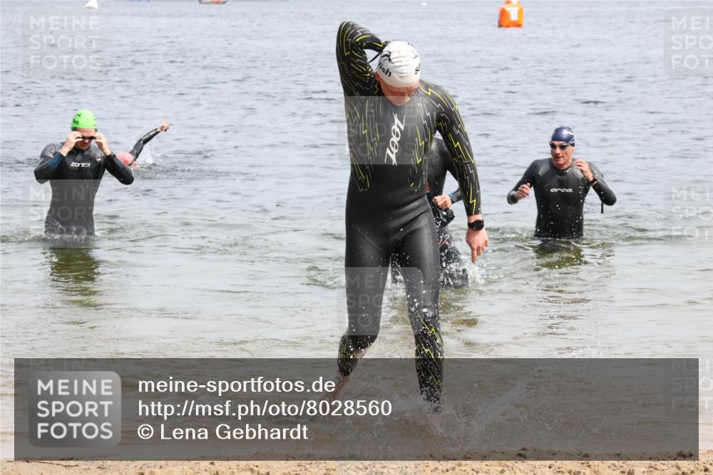 15.06.2025 - 27. Vierlanden-Triathlon Lena Gebhardt http://msf.ph/oto/8028560 15.06.2025 11:03:22 Schwimmen 645, 793 meine-sportfotos.de