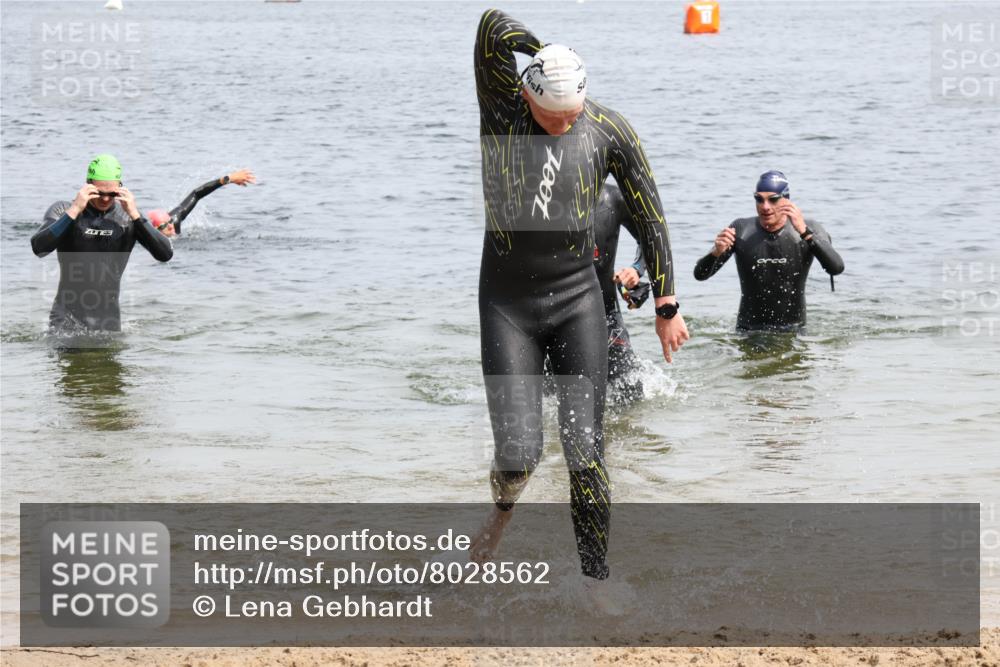 15.06.2025 - 27. Vierlanden-Triathlon Lena Gebhardt http://msf.ph/oto/8028562 15.06.2025 11:03:22 Schwimmen 645, 793 meine-sportfotos.de