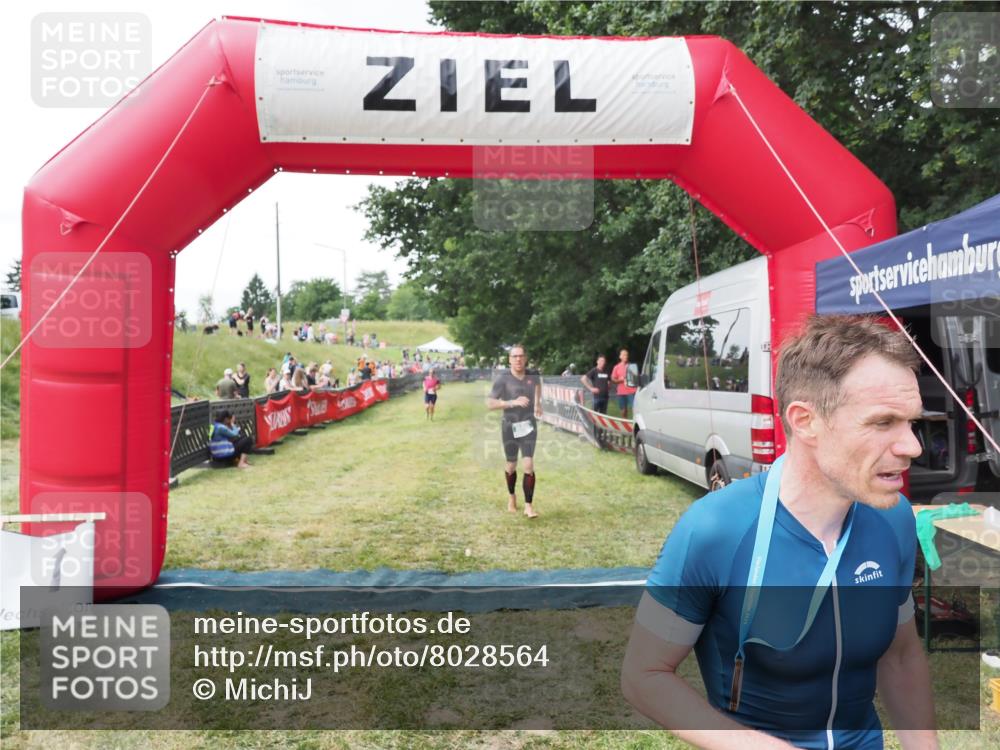 21.06.2025 - 27. Vierlanden-Triathlon MichiJ http://msf.ph/oto/8028564 15.06.2026 12:13:25 Ziel 867, 869 meine-sportfotos.de