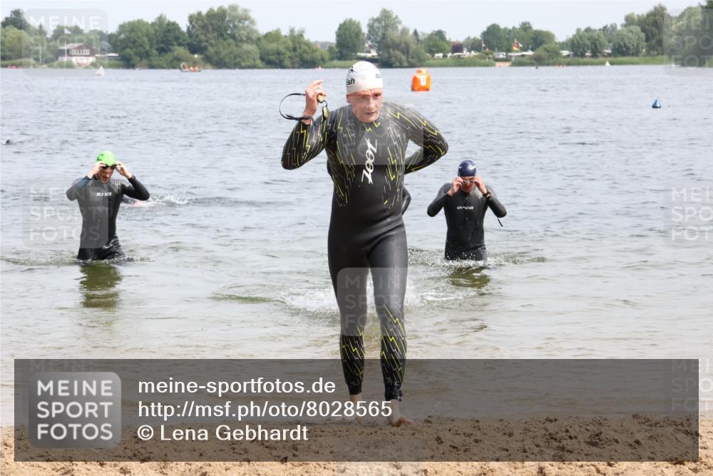 15.06.2025 - 27. Vierlanden-Triathlon Lena Gebhardt http://msf.ph/oto/8028565 15.06.2025 11:03:23 Schwimmen 645, 766, 793, 810 meine-sportfotos.de