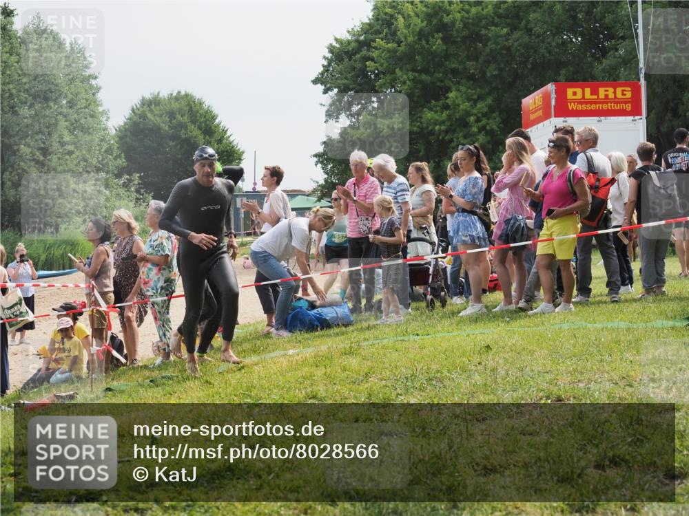 15.06.2025 - 27. Vierlanden-Triathlon KatJ http://msf.ph/oto/8028566 15.06.2025 11:03:36 Schwimmen 645, 766, 793, 810, 822 meine-sportfotos.de