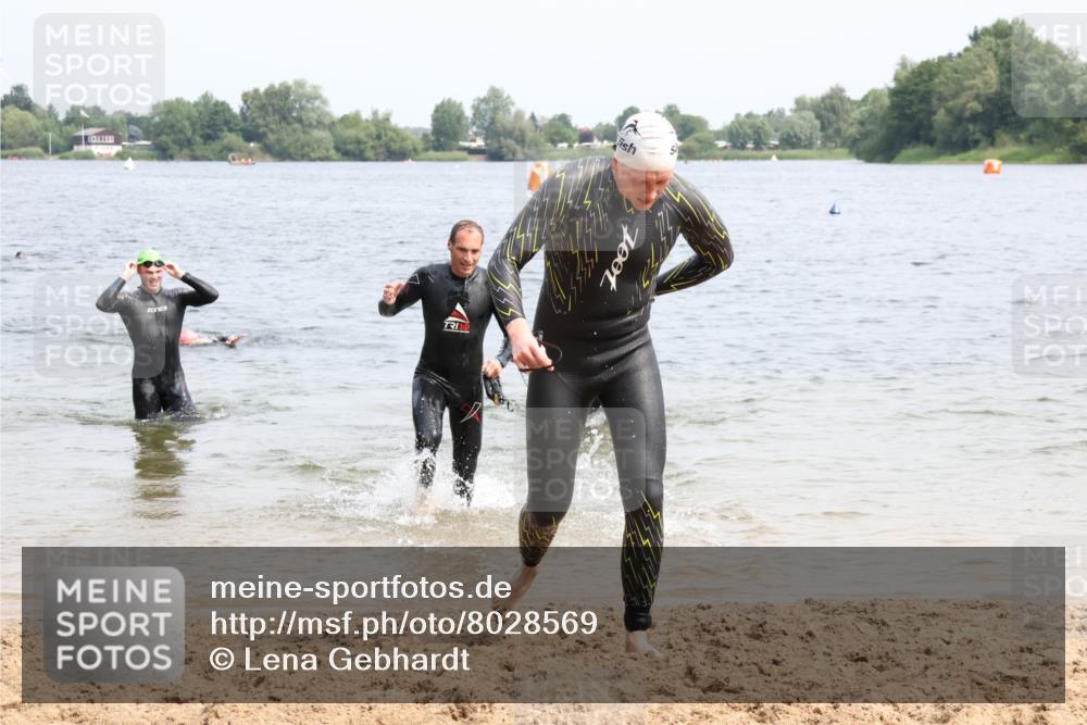 15.06.2025 - 27. Vierlanden-Triathlon Lena Gebhardt http://msf.ph/oto/8028569 15.06.2025 11:03:24 Schwimmen 645, 766, 793, 810 meine-sportfotos.de