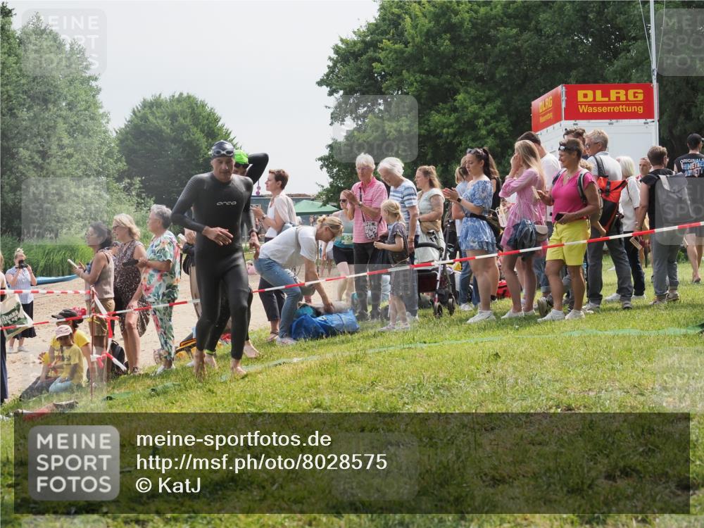 15.06.2025 - 27. Vierlanden-Triathlon KatJ http://msf.ph/oto/8028575 15.06.2025 11:03:36 Schwimmen 645, 766, 793, 810, 822 meine-sportfotos.de