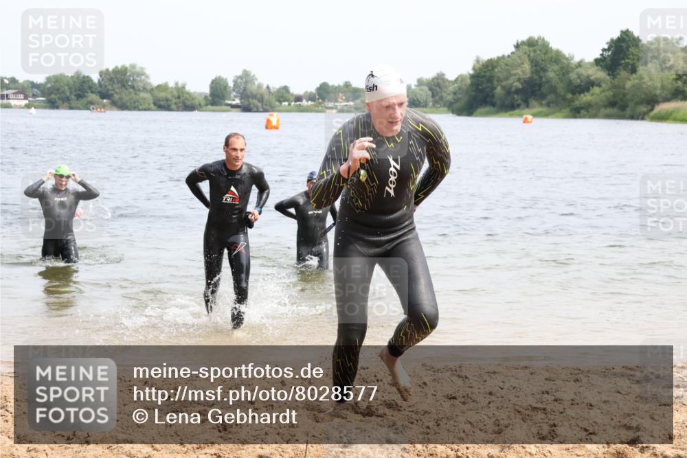 15.06.2025 - 27. Vierlanden-Triathlon Lena Gebhardt http://msf.ph/oto/8028577 15.06.2025 11:03:24 Schwimmen 645, 766, 793, 810 meine-sportfotos.de