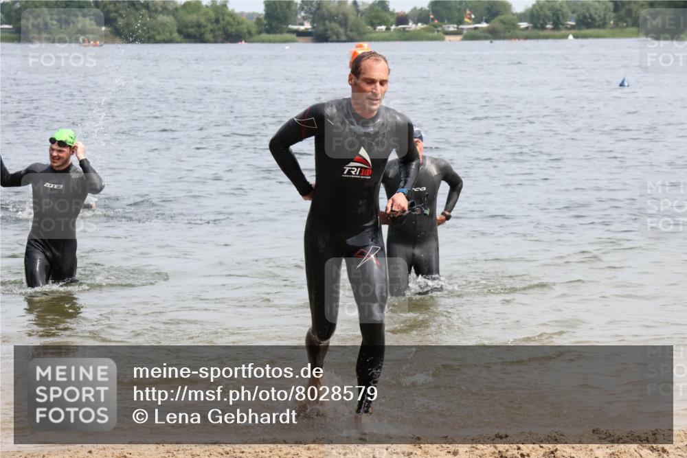 15.06.2025 - 27. Vierlanden-Triathlon Lena Gebhardt http://msf.ph/oto/8028579 15.06.2025 11:03:25 Schwimmen 645, 766, 793, 810 meine-sportfotos.de
