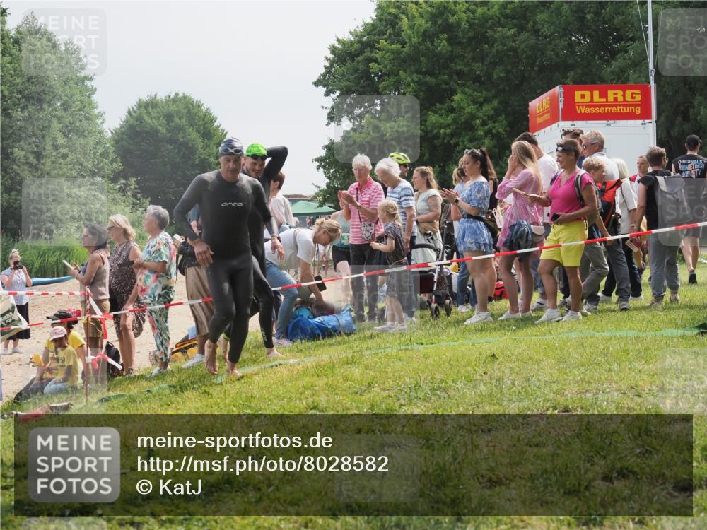 15.06.2025 - 27. Vierlanden-Triathlon KatJ http://msf.ph/oto/8028582 15.06.2025 11:03:36 Schwimmen 645, 766, 793, 810, 822 meine-sportfotos.de
