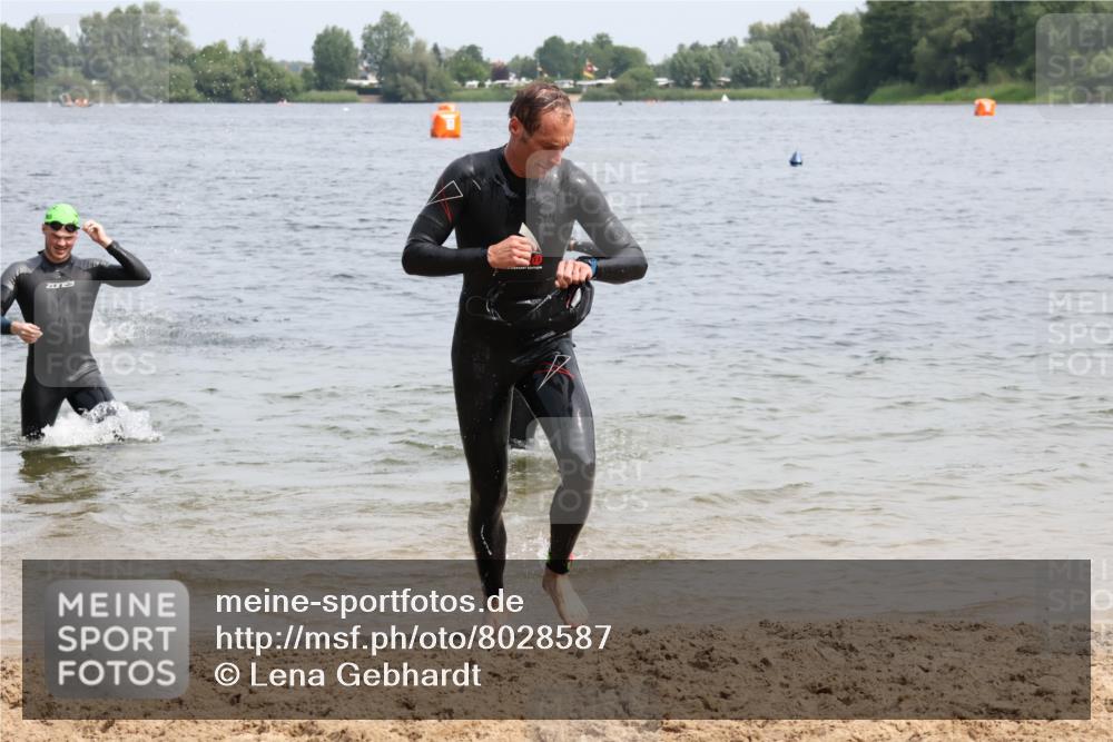 15.06.2025 - 27. Vierlanden-Triathlon Lena Gebhardt http://msf.ph/oto/8028587 15.06.2025 11:03:25 Schwimmen 645, 766, 793, 810 meine-sportfotos.de