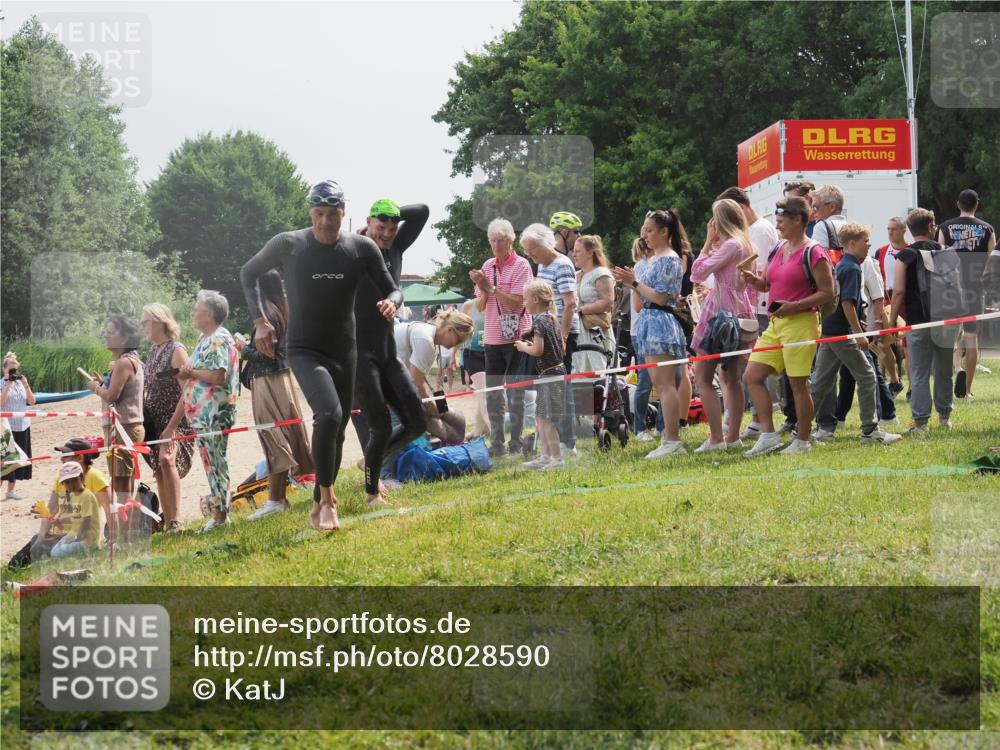 15.06.2025 - 27. Vierlanden-Triathlon KatJ http://msf.ph/oto/8028590 15.06.2025 11:03:37 Schwimmen 645, 766, 793, 810, 822 meine-sportfotos.de