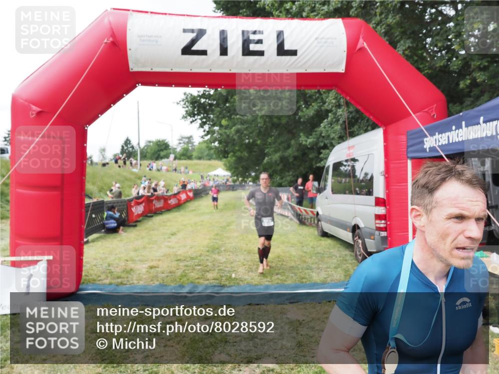21.06.2025 - 27. Vierlanden-Triathlon MichiJ http://msf.ph/oto/8028592 15.06.2026 12:13:25 Ziel 867, 869 meine-sportfotos.de