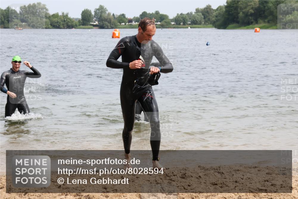 15.06.2025 - 27. Vierlanden-Triathlon Lena Gebhardt http://msf.ph/oto/8028594 15.06.2025 11:03:26 Schwimmen 645, 766, 793, 810 meine-sportfotos.de