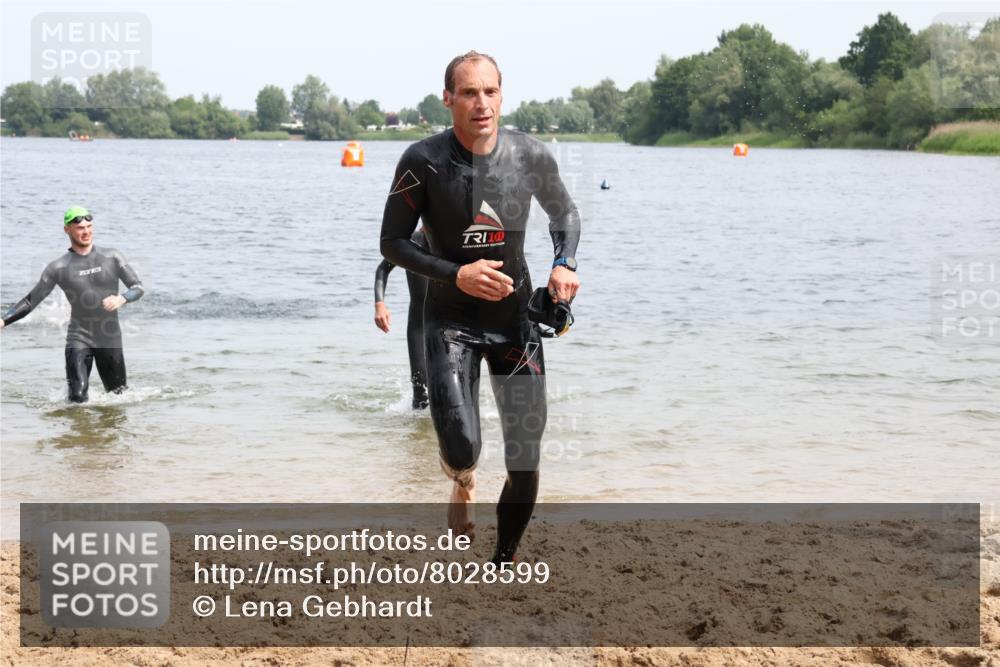15.06.2025 - 27. Vierlanden-Triathlon Lena Gebhardt http://msf.ph/oto/8028599 15.06.2025 11:03:26 Schwimmen 645, 766, 793, 810 meine-sportfotos.de