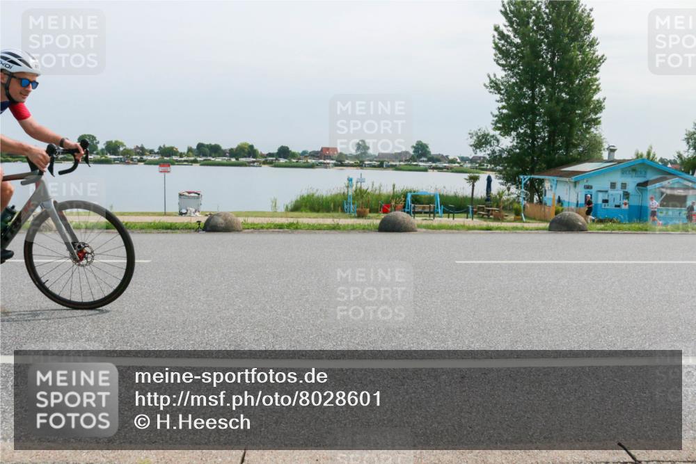 21.06.2025 - 27. Vierlanden-Triathlon H.Heesch http://msf.ph/oto/8028601 15.06.2025 11:25:04 Radfahren 22, 81, 693, 970 meine-sportfotos.de