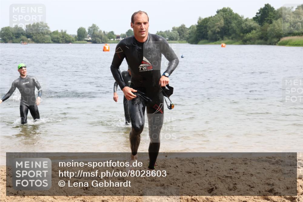 15.06.2025 - 27. Vierlanden-Triathlon Lena Gebhardt http://msf.ph/oto/8028603 15.06.2025 11:03:26 Schwimmen 645, 766, 793, 810 meine-sportfotos.de