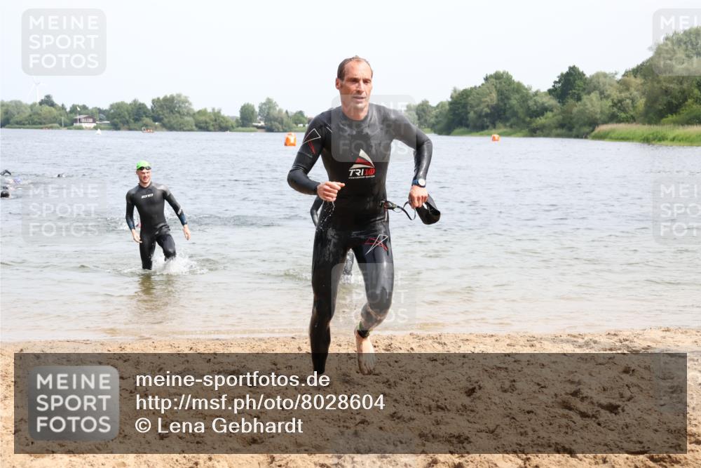 15.06.2025 - 27. Vierlanden-Triathlon Lena Gebhardt http://msf.ph/oto/8028604 15.06.2025 11:03:27 Schwimmen 645, 766, 793, 810 meine-sportfotos.de