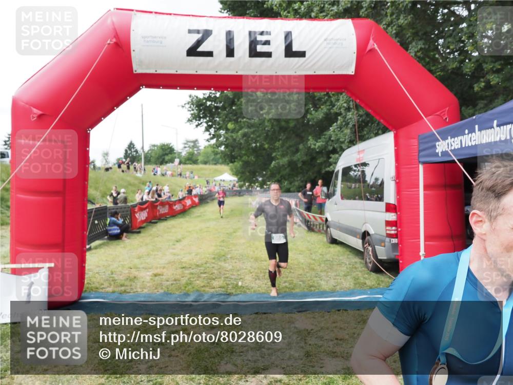 21.06.2025 - 27. Vierlanden-Triathlon MichiJ http://msf.ph/oto/8028609 15.06.2026 12:13:25 Ziel 867, 869 meine-sportfotos.de