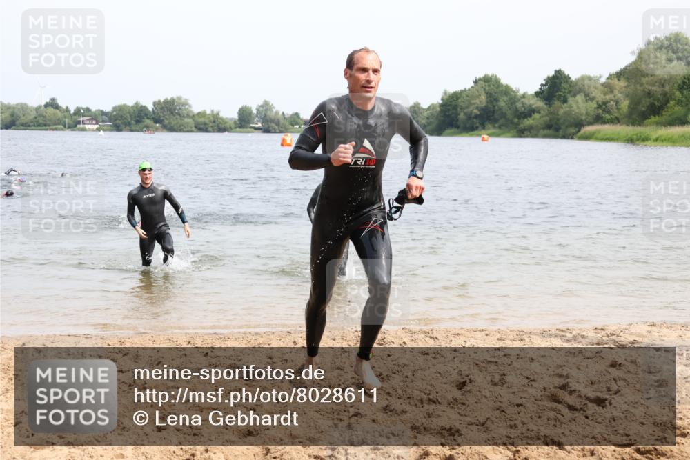 15.06.2025 - 27. Vierlanden-Triathlon Lena Gebhardt http://msf.ph/oto/8028611 15.06.2025 11:03:27 Schwimmen 645, 766, 793, 810 meine-sportfotos.de