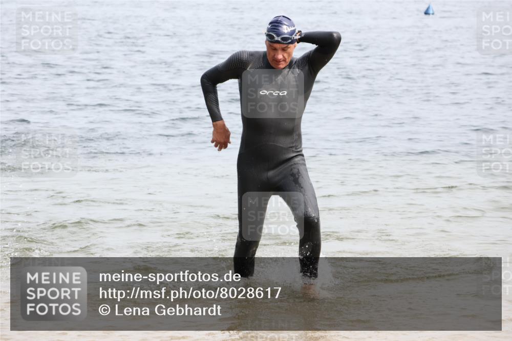 15.06.2025 - 27. Vierlanden-Triathlon Lena Gebhardt http://msf.ph/oto/8028617 15.06.2025 11:03:28 Schwimmen 645, 766, 793, 810, 822 meine-sportfotos.de