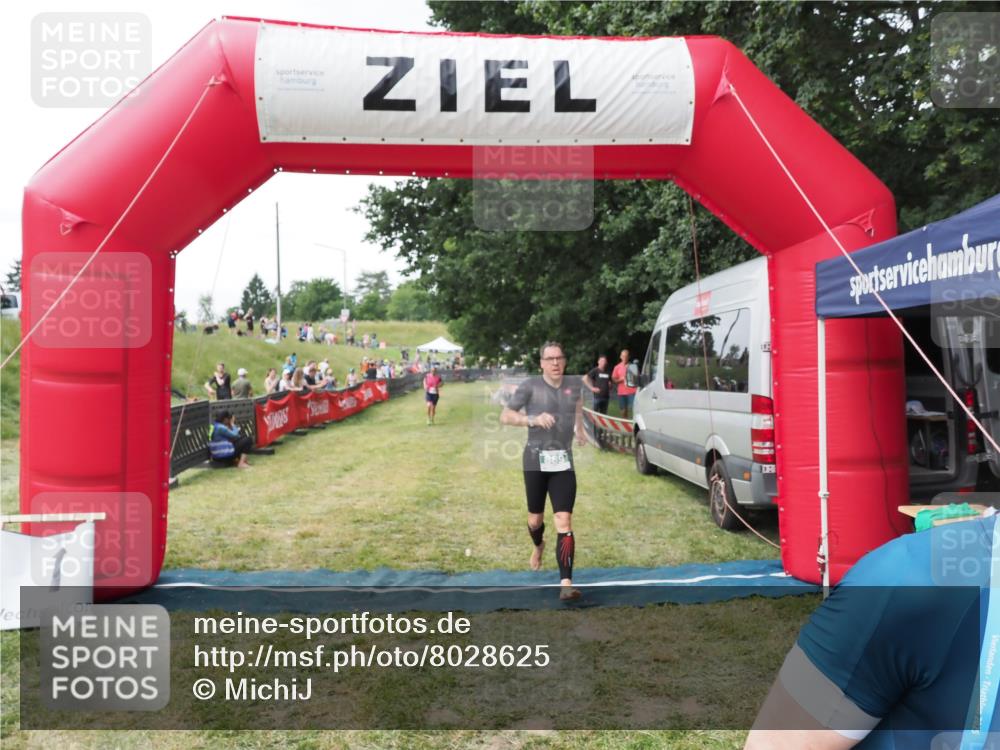 21.06.2025 - 27. Vierlanden-Triathlon MichiJ http://msf.ph/oto/8028625 15.06.2026 12:13:26 Ziel 867, 869 meine-sportfotos.de