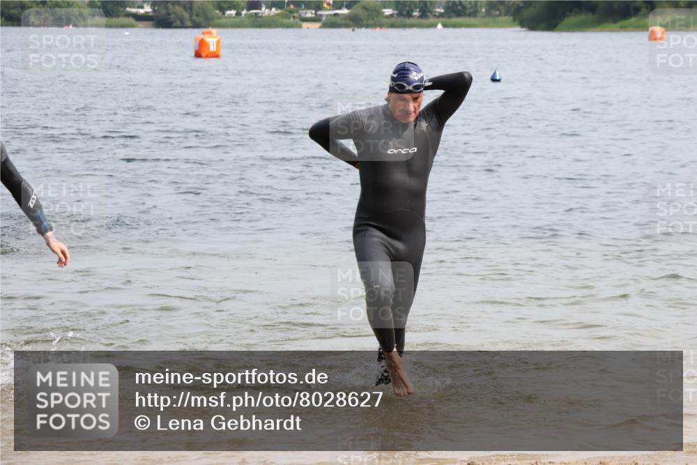 15.06.2025 - 27. Vierlanden-Triathlon Lena Gebhardt http://msf.ph/oto/8028627 15.06.2025 11:03:28 Schwimmen 645, 766, 793, 810, 822 meine-sportfotos.de