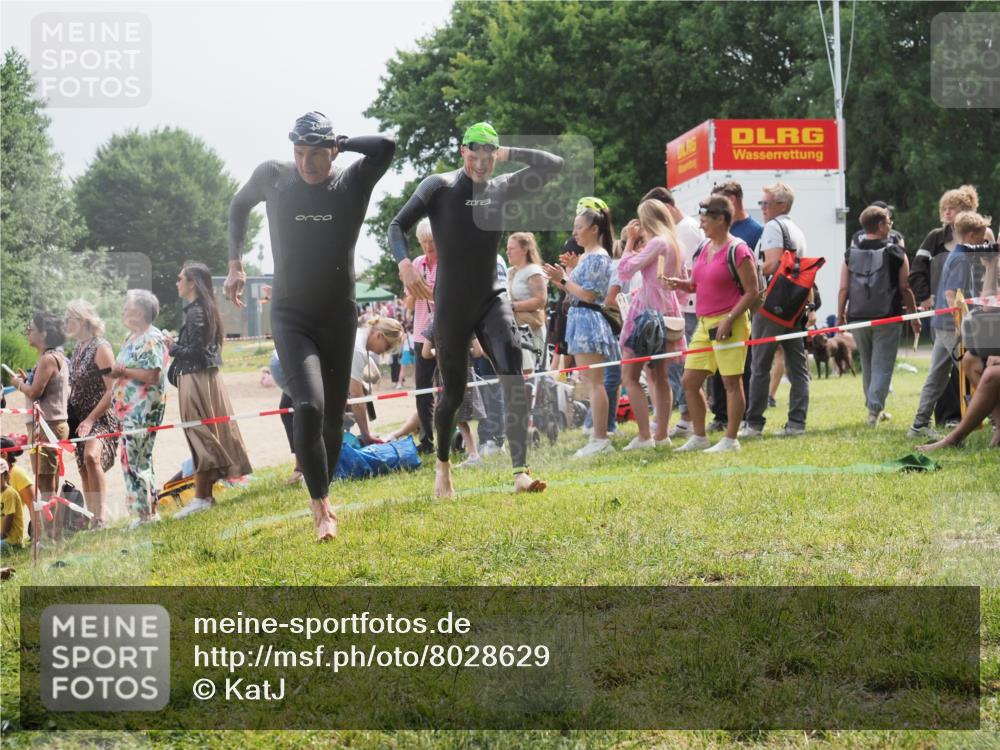 15.06.2025 - 27. Vierlanden-Triathlon KatJ http://msf.ph/oto/8028629 15.06.2025 11:03:37 Schwimmen 645, 766, 793, 810, 822 meine-sportfotos.de