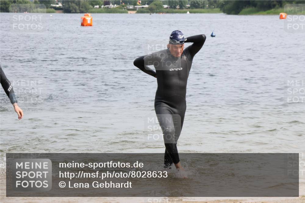 15.06.2025 - 27. Vierlanden-Triathlon Lena Gebhardt http://msf.ph/oto/8028633 15.06.2025 11:03:28 Schwimmen 645, 766, 793, 810, 822 meine-sportfotos.de