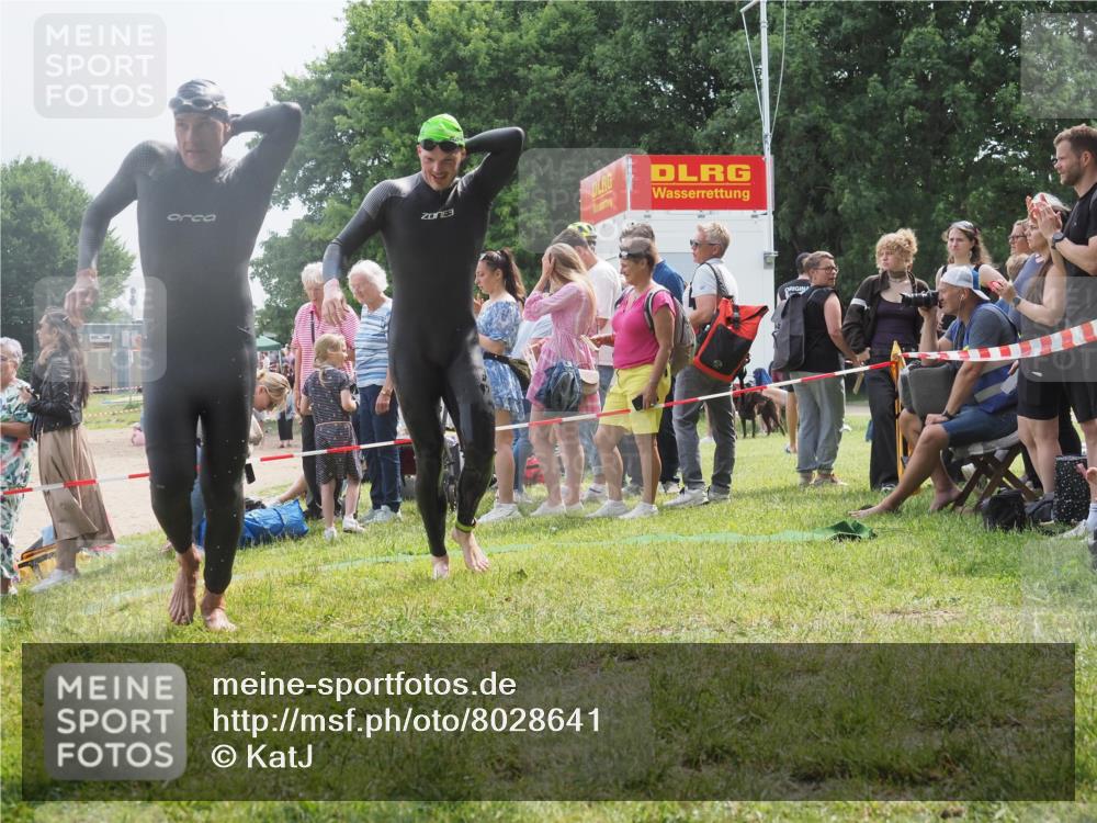 15.06.2025 - 27. Vierlanden-Triathlon KatJ http://msf.ph/oto/8028641 15.06.2025 11:03:38 Schwimmen 645, 766, 793, 810, 822 meine-sportfotos.de