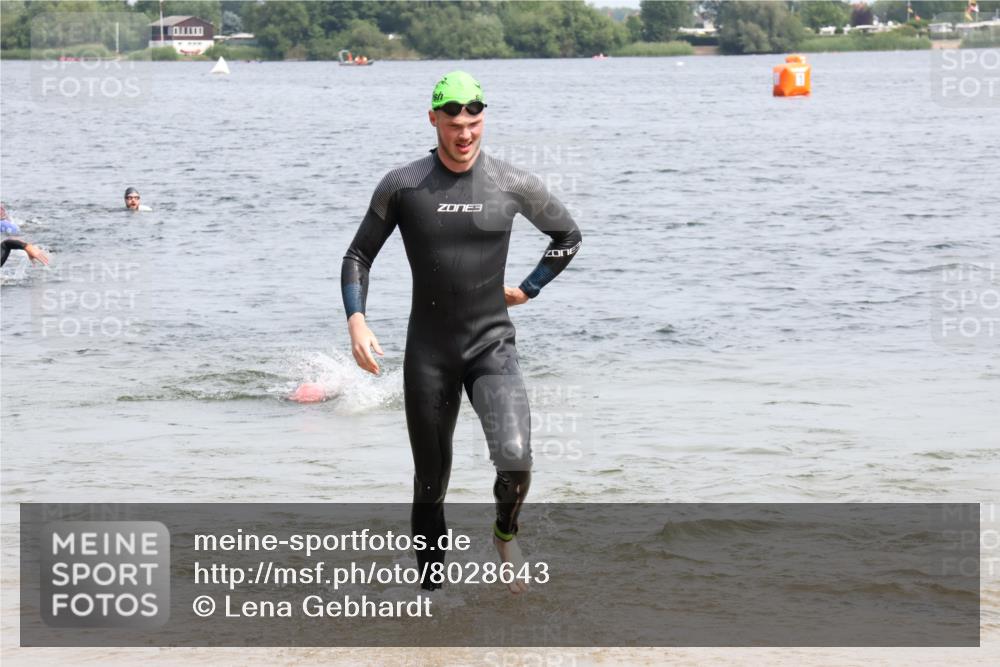 15.06.2025 - 27. Vierlanden-Triathlon Lena Gebhardt http://msf.ph/oto/8028643 15.06.2025 11:03:29 Schwimmen 645, 766, 793, 810, 822 meine-sportfotos.de
