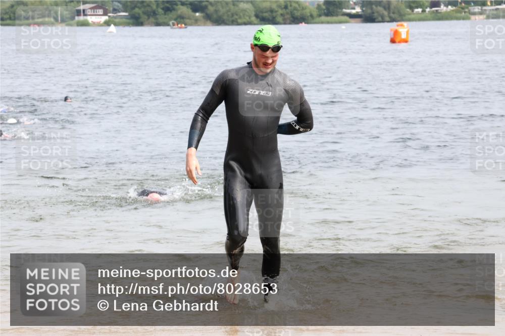 15.06.2025 - 27. Vierlanden-Triathlon Lena Gebhardt http://msf.ph/oto/8028653 15.06.2025 11:03:30 Schwimmen 645, 766, 793, 810, 822 meine-sportfotos.de