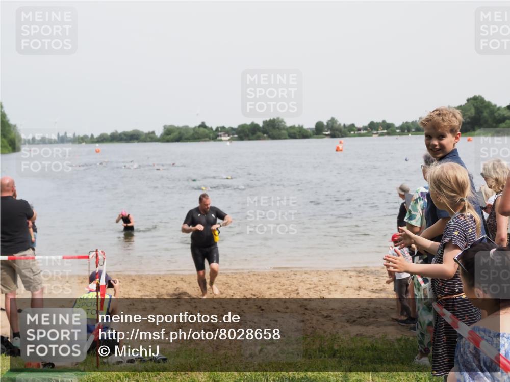 21.06.2025 - 27. Vierlanden-Triathlon MichiJ http://msf.ph/oto/8028658 15.06.2026 10:58:53 Schwimmen 743, 760 meine-sportfotos.de