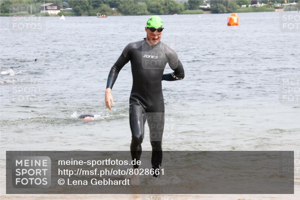 15.06.2025 - 27. Vierlanden-Triathlon Lena Gebhardt http://msf.ph/oto/8028661 15.06.2025 11:03:30 Schwimmen 645, 766, 793, 810, 822 meine-sportfotos.de