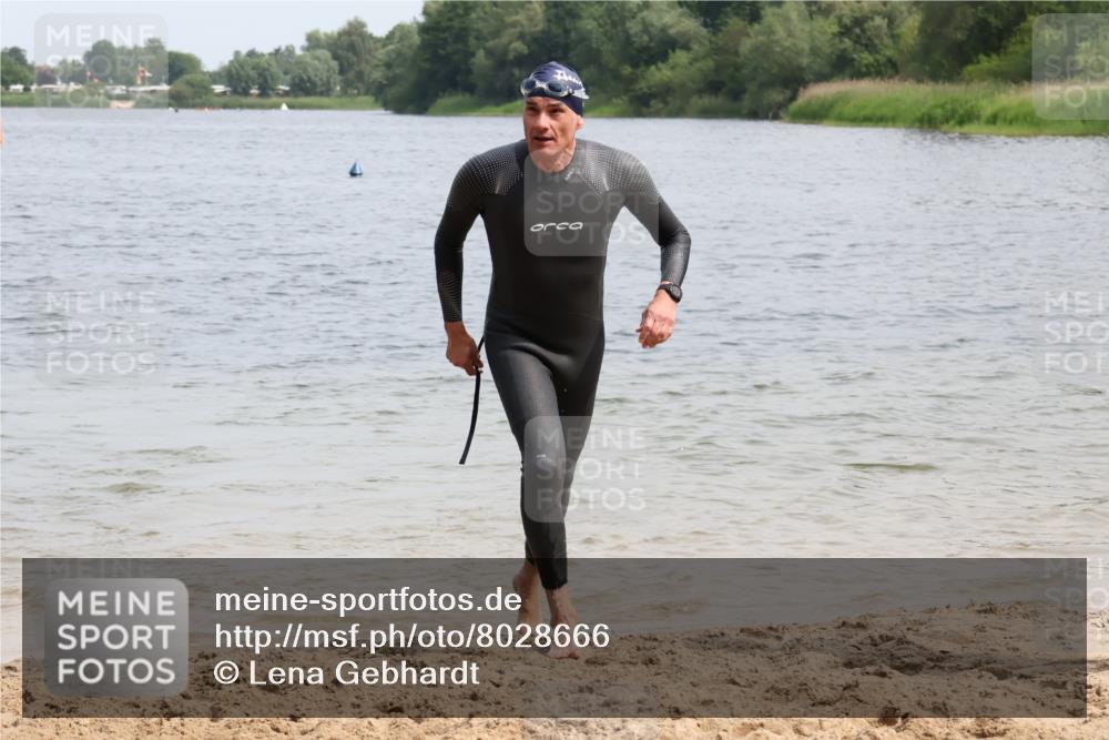 15.06.2025 - 27. Vierlanden-Triathlon Lena Gebhardt http://msf.ph/oto/8028666 15.06.2025 11:03:31 Schwimmen 645, 766, 793, 810, 822 meine-sportfotos.de