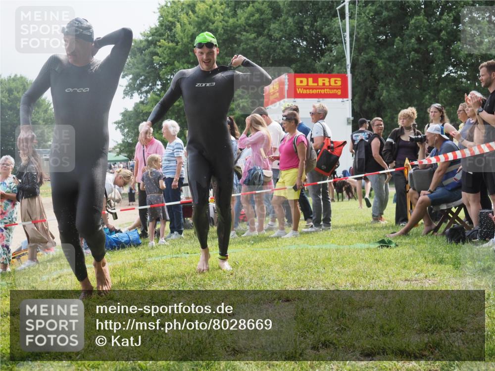 15.06.2025 - 27. Vierlanden-Triathlon KatJ http://msf.ph/oto/8028669 15.06.2025 11:03:38 Schwimmen 645, 766, 793, 810, 822 meine-sportfotos.de