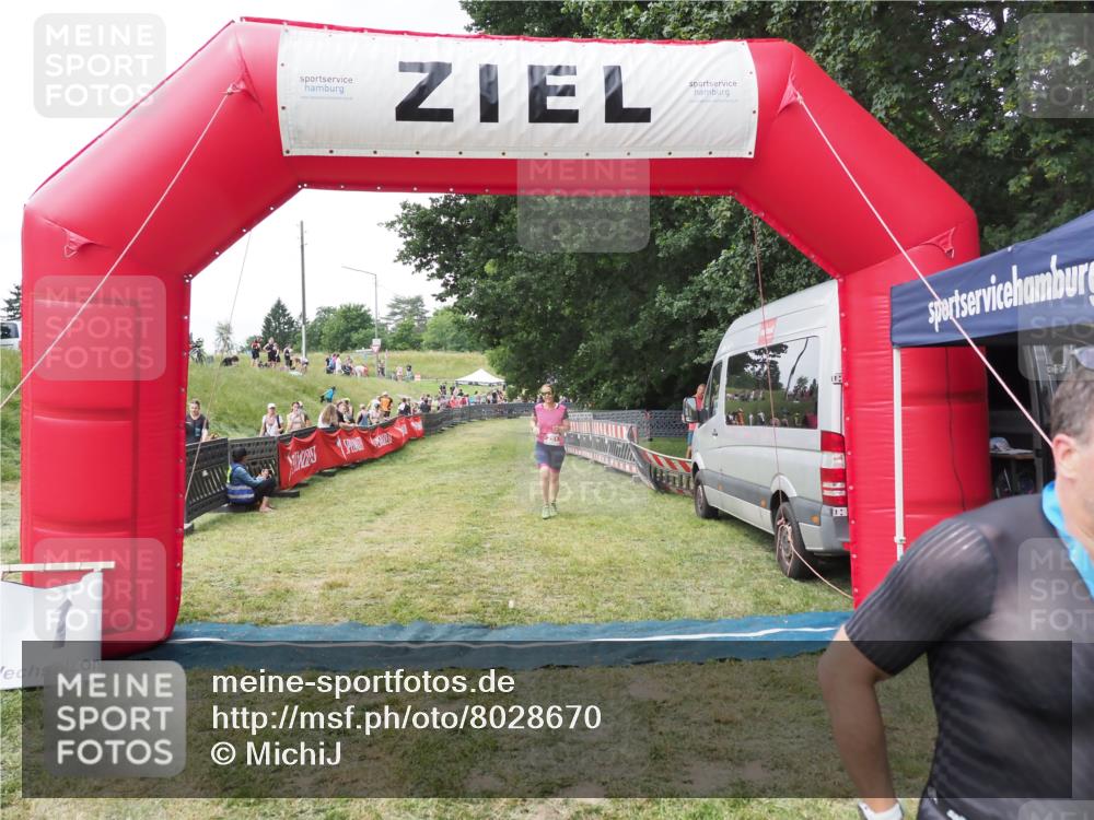 21.06.2025 - 27. Vierlanden-Triathlon MichiJ http://msf.ph/oto/8028670 15.06.2026 12:13:30 Ziel 251, 869 meine-sportfotos.de