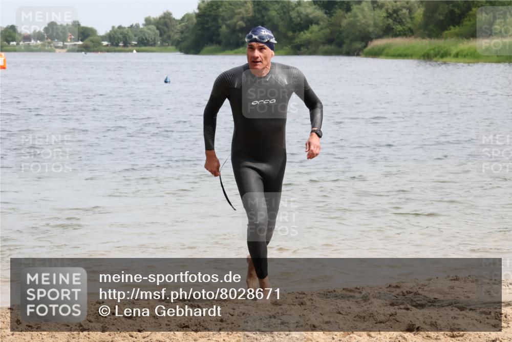 15.06.2025 - 27. Vierlanden-Triathlon Lena Gebhardt http://msf.ph/oto/8028671 15.06.2025 11:03:31 Schwimmen 645, 766, 793, 810, 822 meine-sportfotos.de