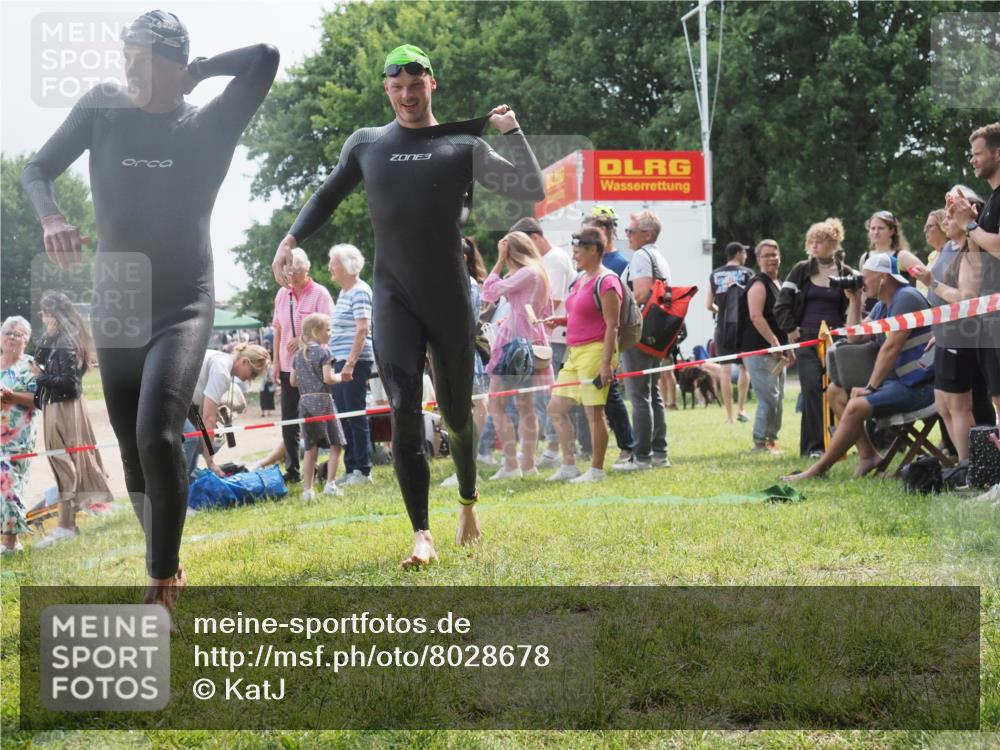 15.06.2025 - 27. Vierlanden-Triathlon KatJ http://msf.ph/oto/8028678 15.06.2025 11:03:39 Schwimmen 766, 793, 810, 822 meine-sportfotos.de
